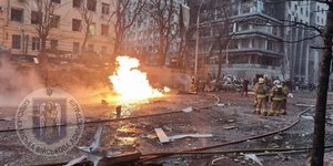 Πυροσβέστες στο σημείο έκρηξης ρωσικού πυραύλου στην Ουκρανική πρωτεύουσα