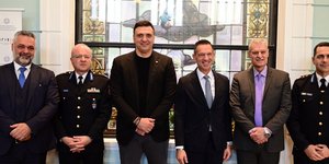 O Bασίλης Κικίλιας με αξιωματικούς