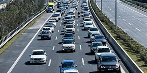 Κίνηση αυτοκινήτων στην εθνική οδό