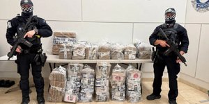 Αστυνομικοι της Αυστραλίας μπροστά από ναρκωτικά