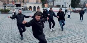 Παρέα Κρητικών χόρεψε συρτό έξω από την Αγία Σοφία στην Κωνσταντινούπολη
