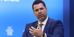 Θανάσης Κοντογεώργης μπλε φοντο