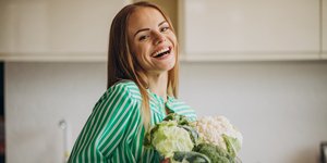 Γαστρεντερολόγος του Χάρβαρντ αποκαλύπτει τις 3 τροφές που πρέπει να τρώνε οι γυναίκες μετά τα 30