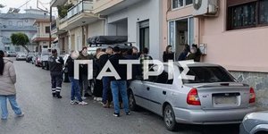 Κόσμος έξω από το σπίτι στην Κρήτη