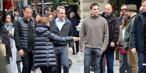 Ο Κυριάκος Μητσοτάκης κάνει βόλτα μαζί με τον γιο του, Κωνσταντίνο στο κέντρο της Αθήνας