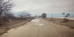 Η θάλασσα «κατάπιε» τον δρόμο στα Μεσάγκαλα Λάρισας