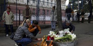 Κόσμος αφήνει λουλούδια έξω από σχολείο στο Βελιγράδι