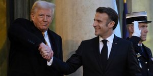 Η χειραψία Τραμπ - Μακρόν