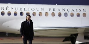 Ο Εμμανουέλ Μακρόν βγαίνει από το προεδρικό αεροσκάφος