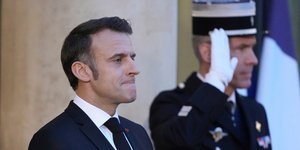 Ο Εμμανουέλ Μακρόν μπροστά στο Μέγαρο Ελυζέ