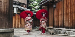 Γκέισα και μάικο περπατούν σε ένα δρόμο της Gion στο Κιότο Ιαπωνία