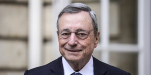 Ο Μάριο Ντράγκι χαμογελαστός