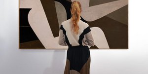 Match with art: Ένας λογαριασμός στο Instagram δημιουργεί τα πιο ευφάνταστα ταιριάσματα έργων τέχνης και outfits