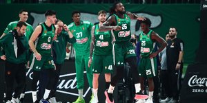 Ο τραυματίας Λεσόρ κατά την αποχώρησή του από τον αγωνιστικό χώρο