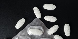 Χάπια σε μαύρο φόντο