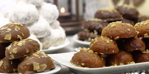 Μελομακάρονα και κουραμπιέδες