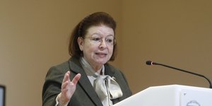 Λίνα Μενδώνη πουκαμισο με φιογκο