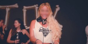 Η DJ Mikaela που συνελήφθη στο «ναρκοπάρτι» στα Καλύβια