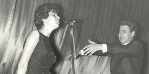 O Μικης Θεοδωράκης διευθύνει την Μαρία Φαραντούρη 