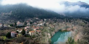 Το μικρό χωριό Ευρυτανίας με τη λίμνη