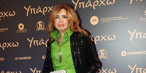 Η Μιμή Ντενίση με το κομμάτι που μετατρέπει κάθε απλό look σε γιορτινό -Αποπνέει αίγλη ακόμα και με τζιν