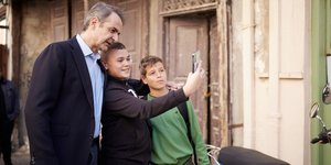 Ο Κυριάκος Μητσοτάκης φωτογραφίζεται με παιδιά στην Κρήτη