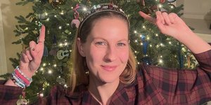 Η Μόλι Σουίνταλ δείχνει τα στολίδια στο χριστουγεννιάτικο δέντρο της
