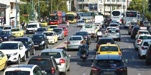 Κίνηση αυτοκινήτων σε κεντρικό δρόμο της Αθήνας