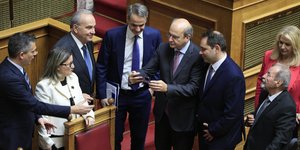 Χαμόγελα, selfies και χειροκροτήματα μετά την ομιλία Μητσοτάκη για τον προϋπολογισμό στη Βουλή