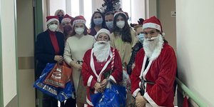 Η Βάνα Μπάρμπα ντύθηκε «Άγιος Βασίλης» και μοίρασε δώρα στο Νοσοκομείο Μεταξά 