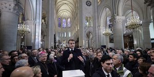 Ο Εμανουέλ Μακρόν μέσα στην αναστηλωμένη Παναγία των Παρισίων 