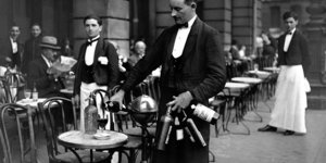 Το μακρινό 1907 στο Παρίσι χιλιάδες σερβιτόροι κατέβηκαν σε απεργία για να διεκδικήσουν το δικαίωμά τους να έχουν μουστάκι / WIKIPEDIA