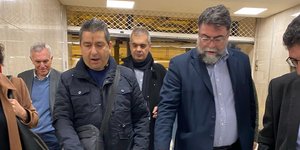 Βασίλης Οικονόμου με τυφλό σε σταθμό του Μετρό