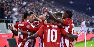 Παίκτες του Ολυμπιακού πανηγυρίζουν