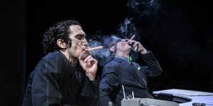 Oρέστης Χαλκιάς καπνιζει