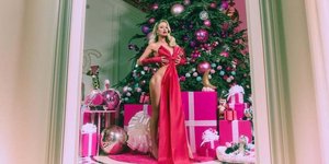 Η Πάρις Χίλτον ποζάρει για τα Χριστούγεννα