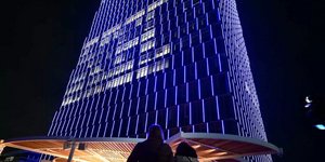 Υπερθέαμα η φωταγώγηση του Πύργου Πειραιά -Χριστουγεννιάτικη λάμψη και γιορτινά χρώματα, δείτε βίντεο