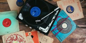 Επιλέγουμε και (ξαν)ακούμε τα καλύτερα άλμπουμ της φετινής σοδειάς / PEXELS