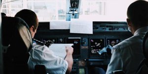 Έμπειρος πιλότος προειδοποιεί: Το «έγκλημα» που κάνουμε όλοι με τα κινητά στις πτήσεις και πρέπει να σταματήσει