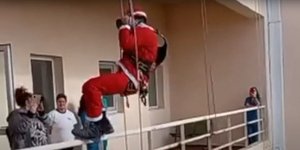 Πυροσβέστες έγιναν... ιπτάμενοι Άγιοι Βασίληδες για τα παιδιά της Παιδιατρικής στην Αλεξανδρούπολη