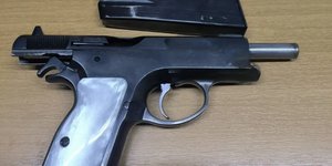 Το πιστόλι και οι σφαίρες που κατασχέθηκαν στο Βύρωνα
