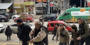 Οι τρεις συλληφθέντες από το κύκλωμα πλαστογραφημένων έργων τέχνης περνούν το κατώφλι του εισαγγελέα στη Θεσσαλονίκη
