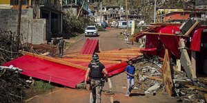 Συνοριοφύλακας στο πλημμυρισμένο Μαγιότ