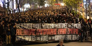 Αθήνα: Σε εξέλιξη η πορεία για την συμπλήρωση 16 χρόνων από την δολοφονία του Αλέξανδρου Γρηγορόπουλου