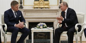 Ο Βλαντίμιρ Πούτιν (δεξιά) υποδέχθηκε στο Κρεμλίνο τον πρωθυπουργό της Σλοβακίας Ρόμπερτ Φίτσο (αριστερά)