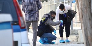 Ερευνητές στο σημείο των πυροβολισμών στη Γλυφάδα