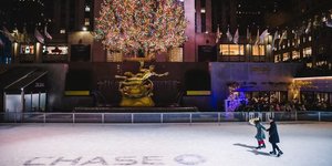 Πρόταση γάμου μπροστά στο δέντρο του Rockefeller Center