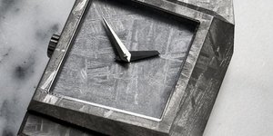 Το συγκεκριμένο ρολόι φιλοτεχνήθηκε από τους Toledano & Chan και είναι φτιαγμένο από μέρος του μετεωρίτη Muonionalusta