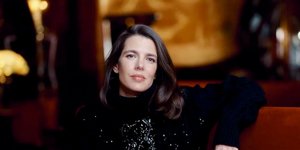 Εμφάνιση με λαμπερό μαύρο πουλόβερ για την Σαρλότ Κασιράγκι