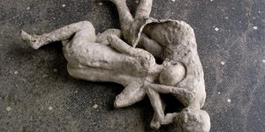Θύματα της έκρηξης του ηφαιστείου της Πομπηίας αγκαλιασμένα ως την τελευταία τους στιγμή / POMPEIISITES.ORG